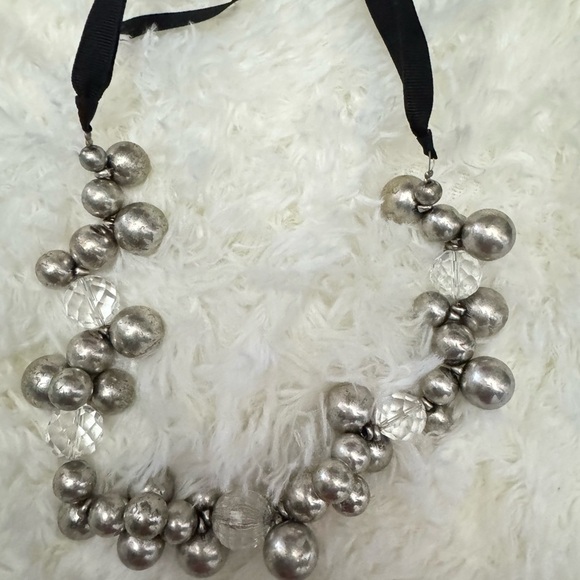Women’s costume jewelry necklace - Picture 2 of 3